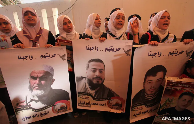 Palestinians take part during a protest to show solidarity with Palestinian prisoners on hunger strike in Israeli Jails, in front of Red cross office in Gaza city, on November 28, 2016. Photo by Ashraf Amra