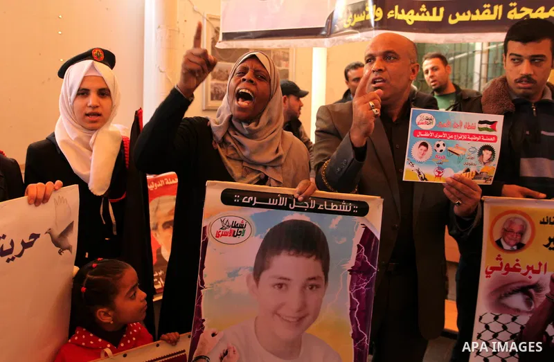 Palestinians take part during a protest to show solidarity with Palestinian prisoners on hunger strike in Israeli Jails, in front of Red cross office in Gaza city, on November 28, 2016. Photo by Ashraf Amra