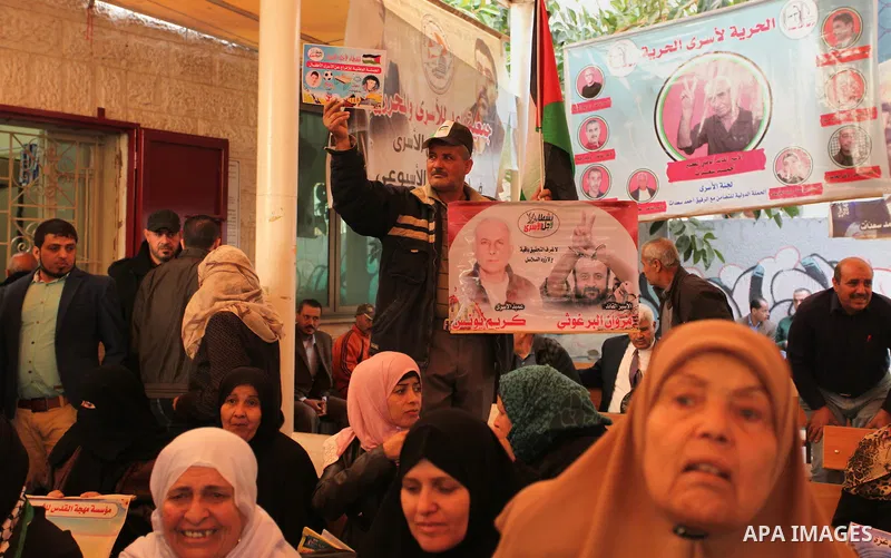 Palestinians take part during a protest to show solidarity with Palestinian prisoners on hunger strike in Israeli Jails, in front of Red cross office in Gaza city, on November 28, 2016. Photo by Ashraf Amra