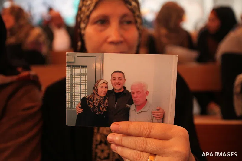 Palestinians take part during a protest to show solidarity with Palestinian prisoners on hunger strike in Israeli Jails, in front of Red cross office in Gaza city, on November 28, 2016. Photo by Ashraf Amra