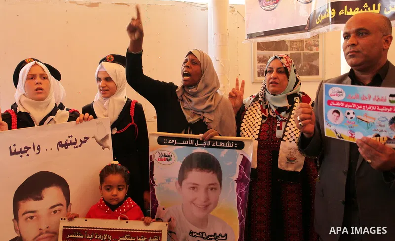Palestinians take part during a protest to show solidarity with Palestinian prisoners on hunger strike in Israeli Jails, in front of Red cross office in Gaza city, on November 28, 2016. Photo by Ashraf Amra