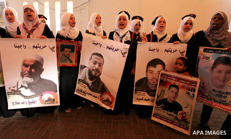 Palestinians take part during a protest to show solidarity with Palestinian prisoners on hunger strike in Israeli Jails, in front of Red cross office in Gaza city, on November 28, 2016. Photo by Ashraf Amra