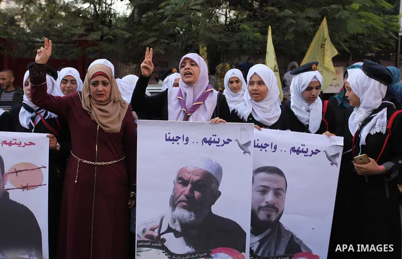 Palestinians take part during a protest to show solidarity with Palestinian prisoners on hunger strike in Israeli Jails, in front of Red cross office in Gaza city, on November 28, 2016. Photo by Ashraf Amra