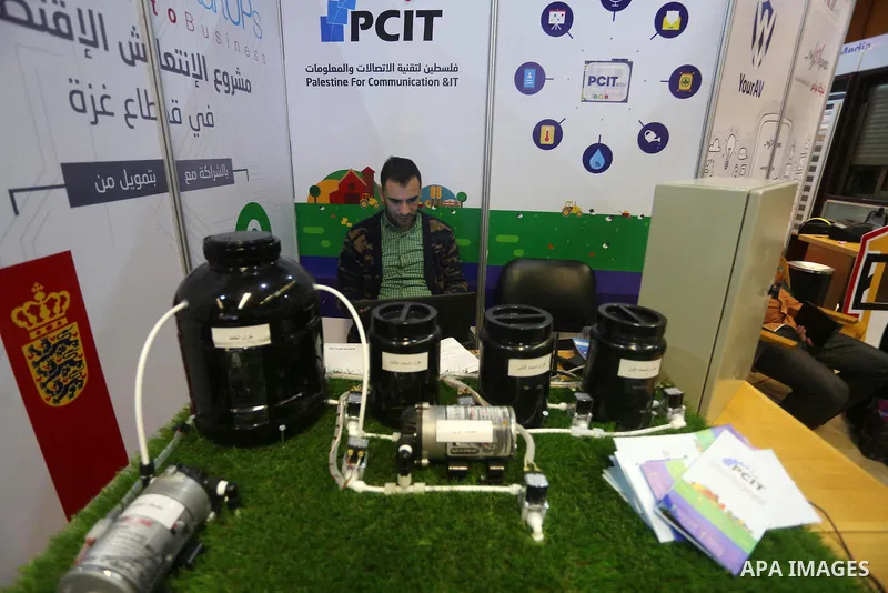 Palestinians attend to the Expotech exhibition for telecom and information technology, in Gaza City on November 30, 2016. Photo by Mohammed Asad