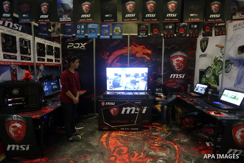Palestinians attend to the Expotech exhibition for telecom and information technology, in Gaza City on November 30, 2016. Photo by Mohammed Asad