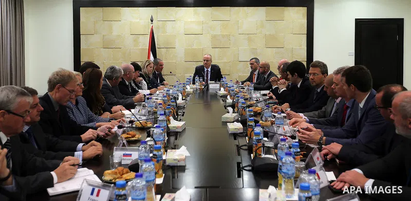 Palestinian Prime Minister Rami Hamdallah, will meet Consuls, ambassadors and representatives of the European Union to Palestine in the West Bank city of Ramallah on November 30, 2016. Photo by Mohammed Asad