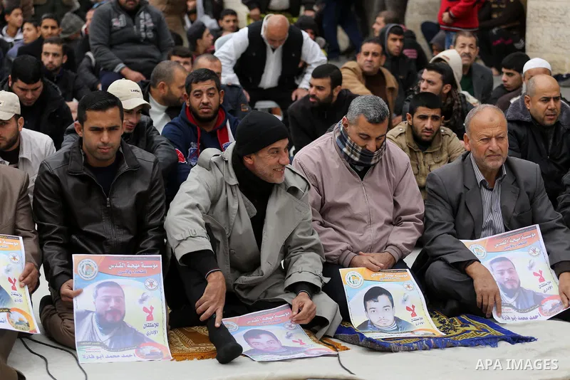 Palestinian supporters of the Islamic Jihad Movement attend Friday prayers to show solidarity with Palestinian prisoners on hunger strike in Israeli Jails, in front of Red cross office in Gaza city, on Dec. 02, 2016. Pho...