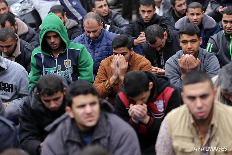 Palestinian supporters of the Islamic Jihad Movement attend Friday prayers to show solidarity with Palestinian prisoners on hunger strike in Israeli Jails, in front of Red cross office in Gaza city, on Dec. 02, 2016. Pho...