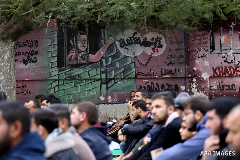 Palestinian supporters of the Islamic Jihad Movement attend Friday prayers to show solidarity with Palestinian prisoners on hunger strike in Israeli Jails, in front of Red cross office in Gaza city, on Dec. 02, 2016. Pho...