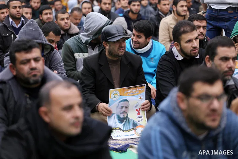 Palestinian supporters of the Islamic Jihad Movement attend Friday prayers to show solidarity with Palestinian prisoners on hunger strike in Israeli Jails, in front of Red cross office in Gaza city, on Dec. 02, 2016. Pho...