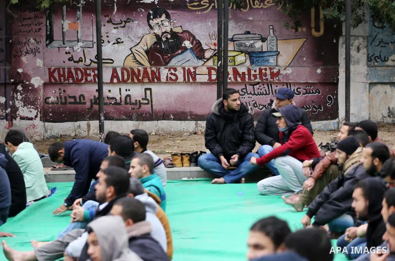 Palestinian supporters of the Islamic Jihad Movement attend Friday prayers to show solidarity with Palestinian prisoners on hunger strike in Israeli Jails, in front of Red cross office in Gaza city, on Dec. 02, 2016. Pho...