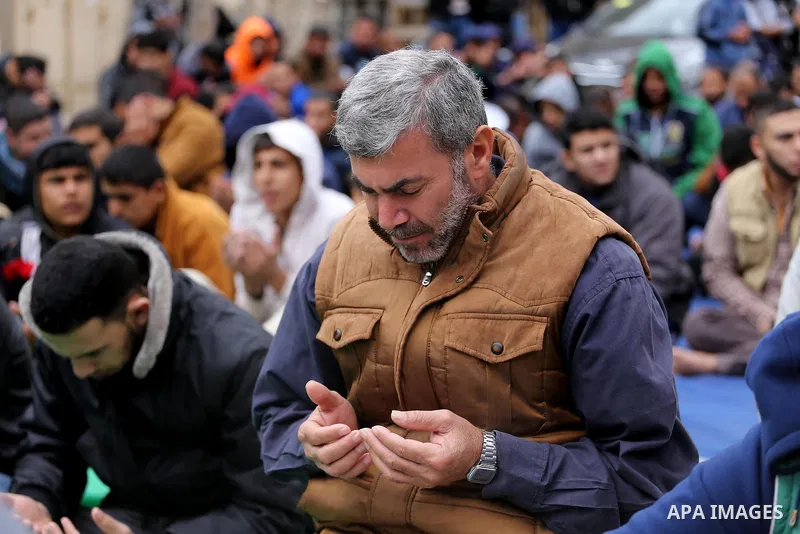 Palestinian supporters of the Islamic Jihad Movement attend Friday prayers to show solidarity with Palestinian prisoners on hunger strike in Israeli Jails, in front of Red cross office in Gaza city, on Dec. 02, 2016. Pho...