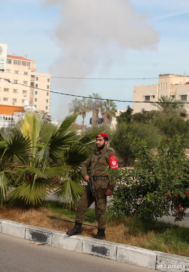 Palestinian policemen take part in a drill, in Gaza city, on December 4, 2016. Photo by Ashraf Amra