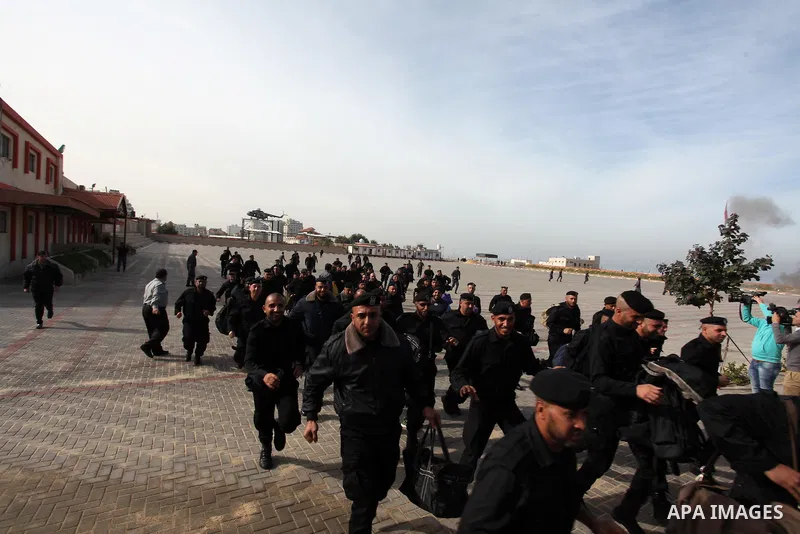 Palestinian policemen take part in a drill, in Gaza city, on December 4, 2016. Photo by Ashraf Amra