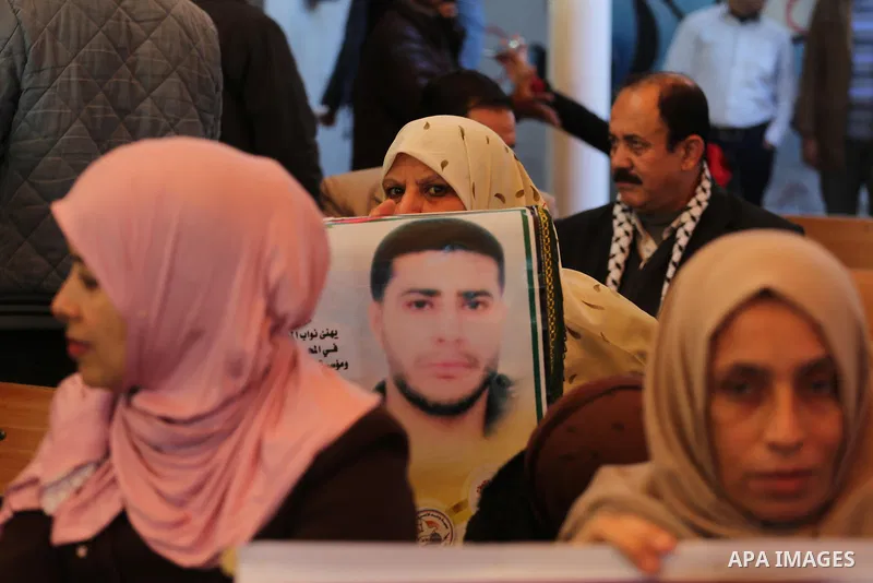 Palestinians take part during a protest to show solidarity with Palestinian prisoners held in Israeli Jails, in front of Red cross office in Gaza city, on December 5, 2016. Photo by Mohammed Asad