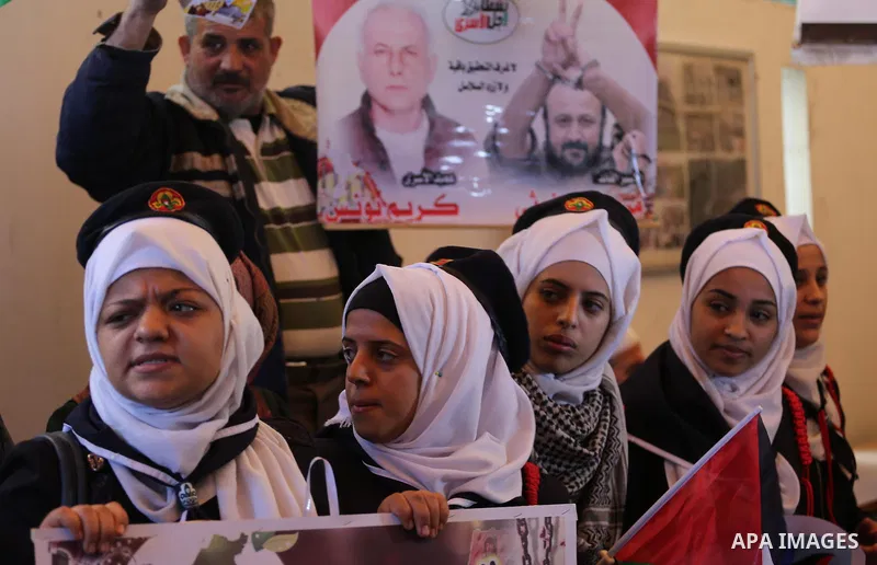 Palestinians take part during a protest to show solidarity with Palestinian prisoners held in Israeli Jails, in front of Red cross office in Gaza city, on December 5, 2016. Photo by Mohammed Asad