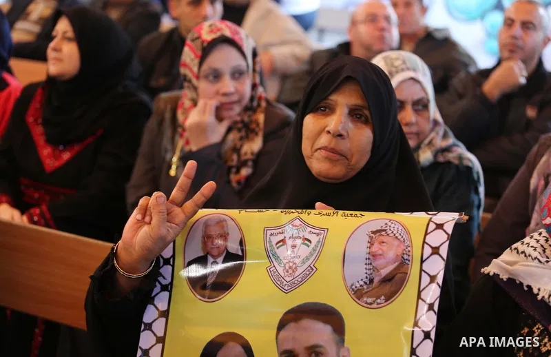 Palestinians take part during a protest to show solidarity with Palestinian prisoners held in Israeli Jails, in front of Red cross office in Gaza city, on December 5, 2016. Photo by Mohammed Asad