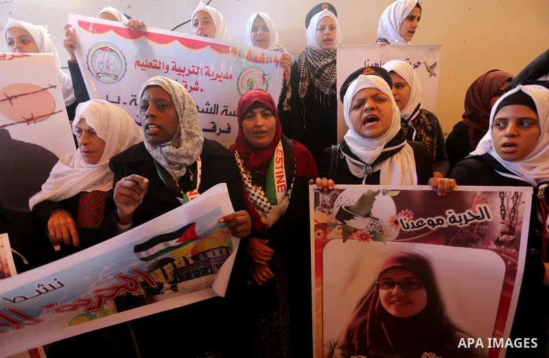 Palestinians take part during a protest to show solidarity with Palestinian prisoners held in Israeli Jails, in front of Red cross office in Gaza city, on December 5, 2016. Photo by Mohammed Asad