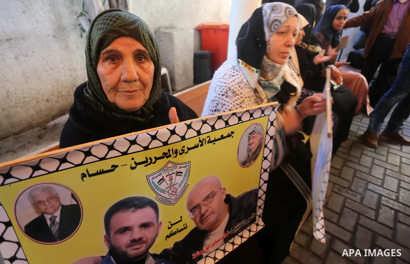 Palestinians take part during a protest to show solidarity with Palestinian prisoners held in Israeli Jails, in front of Red cross office in Gaza city, on December 5, 2016. Photo by Mohammed Asad