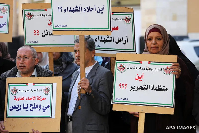 Palestinian families of martyrs take part a protest to demand their rights and salaries, in front of Red cross office in Gaza city, on December 5, 2016. Photo by Mohammed Asad