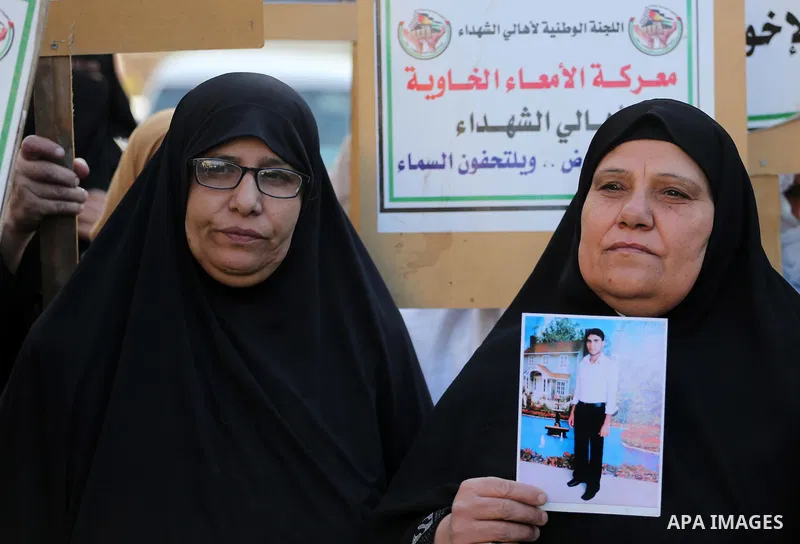 Palestinian families of martyrs take part a protest to demand their rights and salaries, in front of Red cross office in Gaza city, on December 5, 2016. Photo by Mohammed Asad