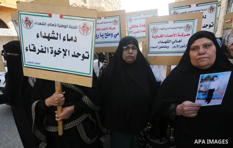 Palestinian families of martyrs take part a protest to demand their rights and salaries, in front of Red cross office in Gaza city, on December 5, 2016. Photo by Mohammed Asad