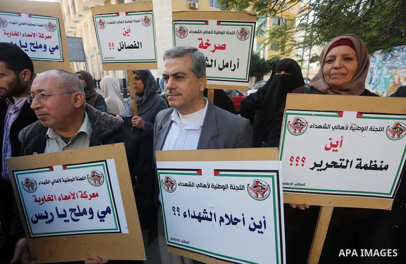 Palestinian families of martyrs take part a protest to demand their rights and salaries, in front of Red cross office in Gaza city, on December 5, 2016. Photo by Mohammed Asad