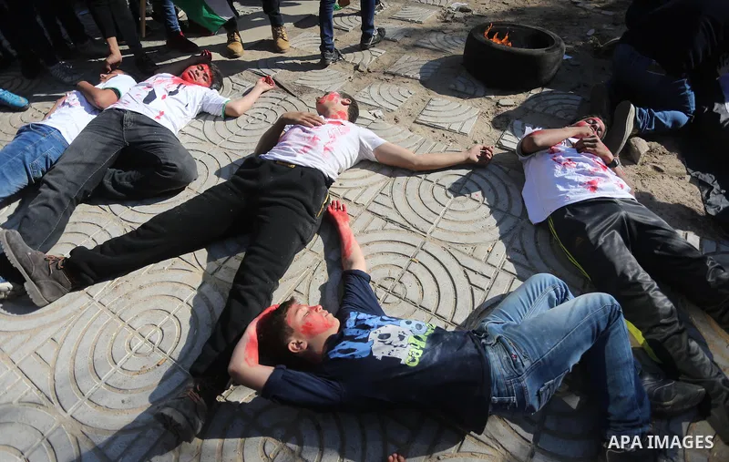 Palestinian youths take part in a protest to show solidarity with the people in Burma and Syria, in Gaza city on December 6, 2016. Photo by Mohammed Asad