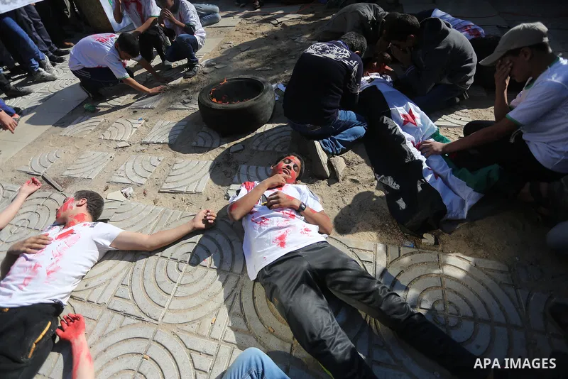 Palestinian youths take part in a protest to show solidarity with the people in Burma and Syria, in Gaza city on December 6, 2016. Photo by Mohammed Asad