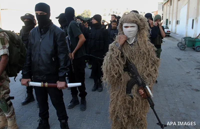Palestinian youths loyal to the Hamas movement march during a rally in Khan Yunis in the southern Gaza Strip, December 8, 2016. Photo by Abed Rahim Khatib