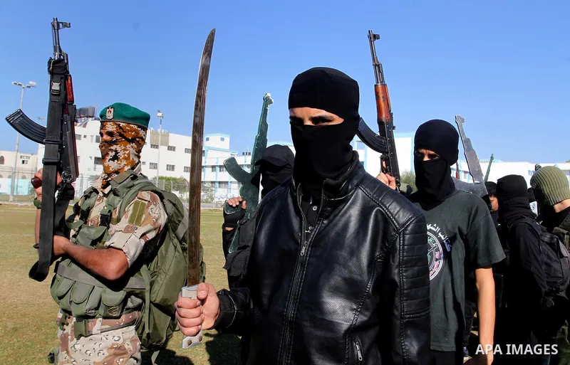 Palestinian youths loyal to the Hamas movement march during a rally in Khan Yunis in the southern Gaza Strip, December 8, 2016. Photo by Abed Rahim Khatib