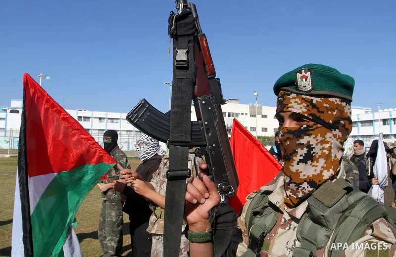 Palestinian youths loyal to the Hamas movement march during a rally in Khan Yunis in the southern Gaza Strip, December 8, 2016. Photo by Abed Rahim Khatib
