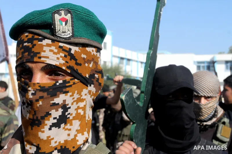 Palestinian youths loyal to the Hamas movement march during a rally in Khan Yunis in the southern Gaza Strip, December 8, 2016. Photo by Abed Rahim Khatib
