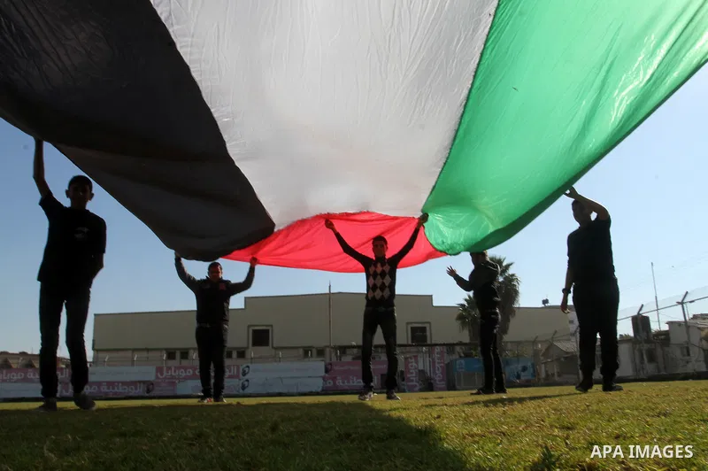 Palestinian youths loyal to the Hamas movement march during a rally in Khan Yunis in the southern Gaza Strip, December 8, 2016. Photo by Abed Rahim Khatib