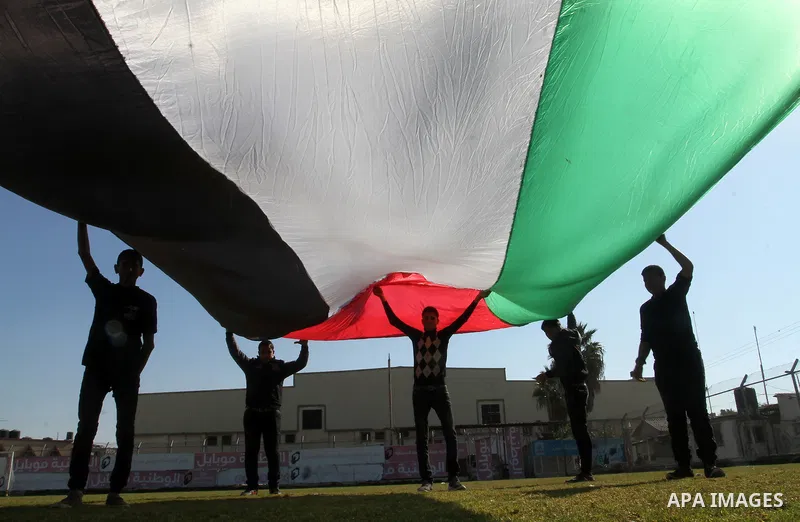 Palestinian youths loyal to the Hamas movement march during a rally in Khan Yunis in the southern Gaza Strip, December 8, 2016. Photo by Abed Rahim Khatib