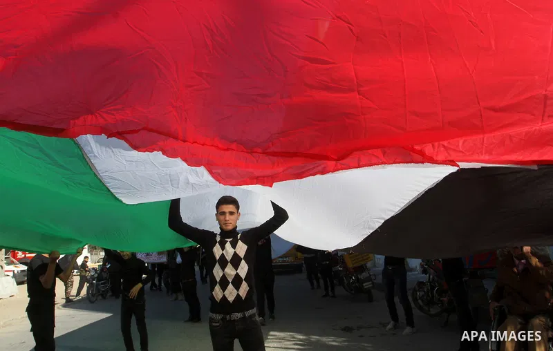 Palestinian youths loyal to the Hamas movement march during a rally in Khan Yunis in the southern Gaza Strip, December 8, 2016. Photo by Abed Rahim Khatib