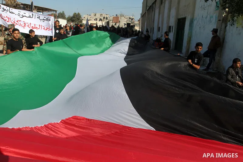 Palestinian youths loyal to the Hamas movement march during a rally in Khan Yunis in the southern Gaza Strip, December 8, 2016. Photo by Abed Rahim Khatib