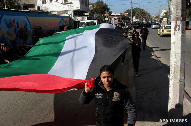 Palestinian youths loyal to the Hamas movement march during a rally in Khan Yunis in the southern Gaza Strip, December 8, 2016. Photo by Abed Rahim Khatib