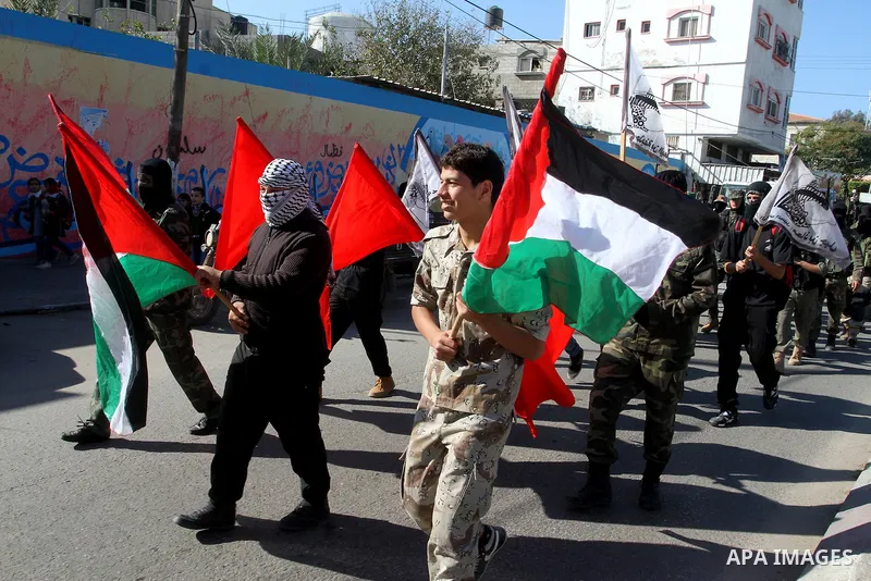 Palestinian youths loyal to the Hamas movement march during a rally in Khan Yunis in the southern Gaza Strip, December 8, 2016. Photo by Abed Rahim Khatib