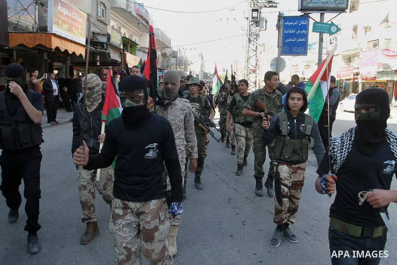 Palestinian youths loyal to the Hamas movement march during a rally in Khan Yunis in the southern Gaza Strip, December 8, 2016. Photo by Abed Rahim Khatib