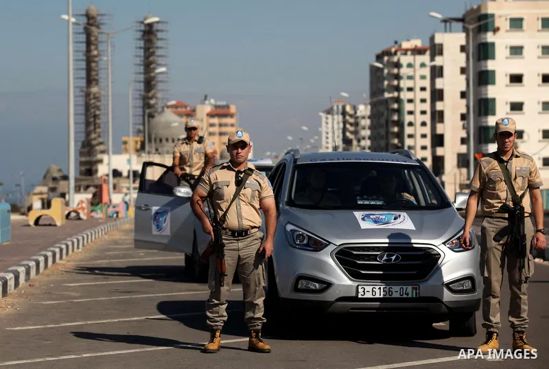 Palestinian private security guards from Castle Security company take part in an exercise during a simulation on how to secure important characters, in Gaza City on December 08, 2016. Photo by Ashraf Amra