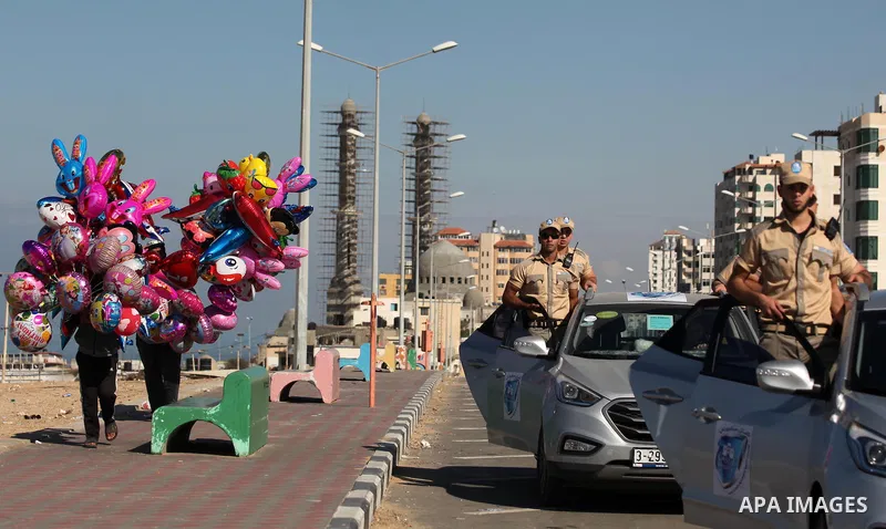 Palestinian private security guards from Castle Security company take part in an exercise during a simulation on how to secure important characters, in Gaza City on December 08, 2016. Photo by Ashraf Amra