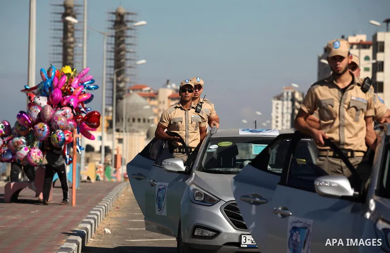 Palestinian private security guards from Castle Security company take part in an exercise during a simulation on how to secure important characters, in Gaza City on December 08, 2016. Photo by Ashraf Amra