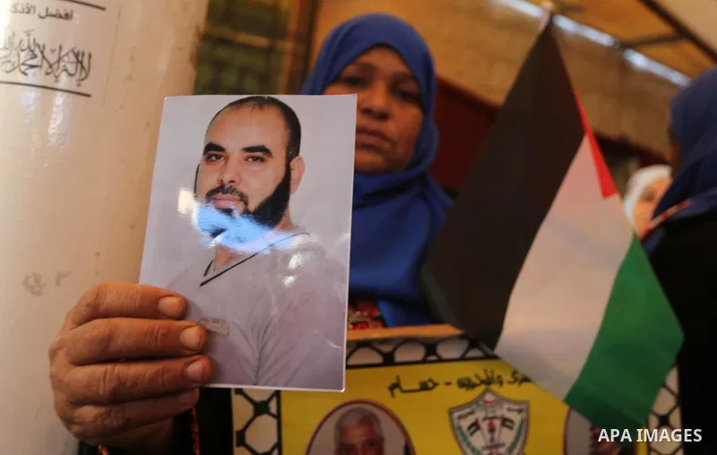 Palestinians take part during a protest to show solidarity with Palestinian prisoners held in Israeli Jails, in front of Red cross office in Gaza city, on December 12, 2016. Photo by Mohammed Asad