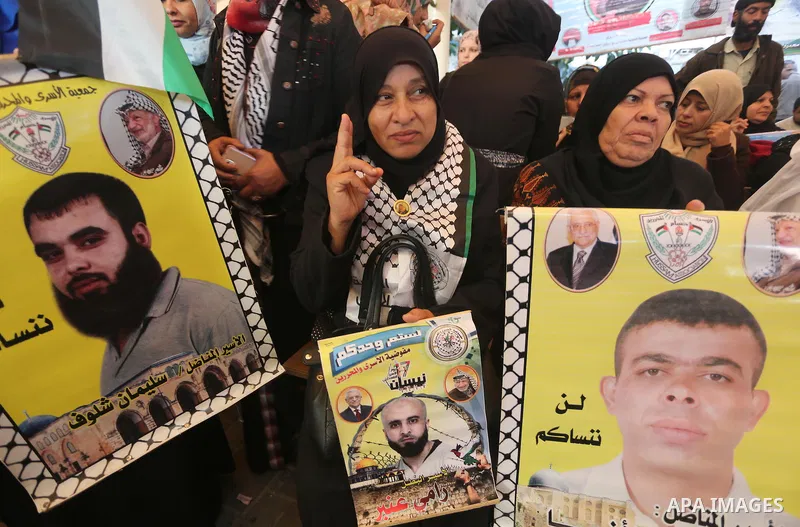 Palestinians take part during a protest to show solidarity with Palestinian prisoners held in Israeli Jails, in front of Red cross office in Gaza city, on December 12, 2016. Photo by Mohammed Asad