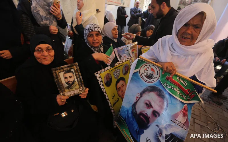 Palestinians take part during a protest to show solidarity with Palestinian prisoners held in Israeli Jails, in front of Red cross office in Gaza city, on December 12, 2016. Photo by Mohammed Asad