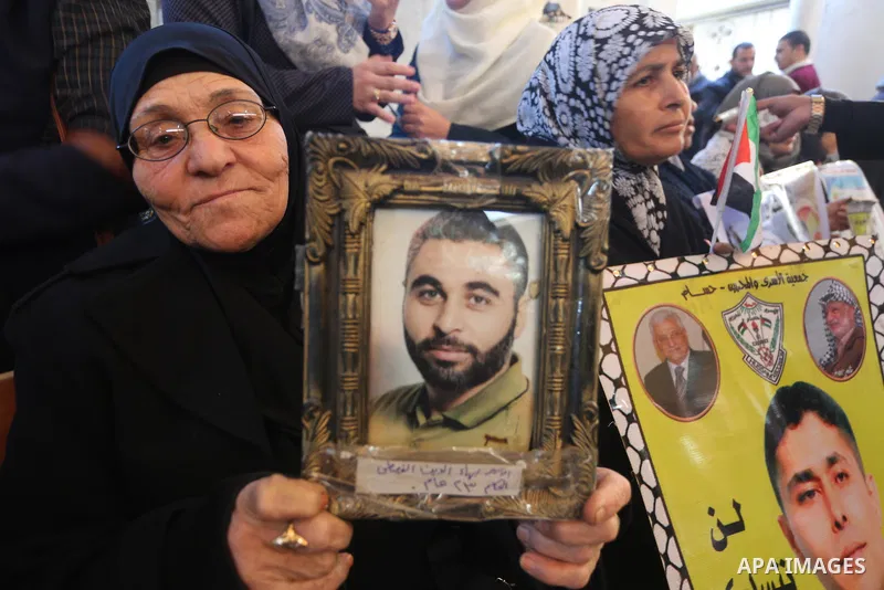 Palestinians take part during a protest to show solidarity with Palestinian prisoners held in Israeli Jails, in front of Red cross office in Gaza city, on December 12, 2016. Photo by Mohammed Asad