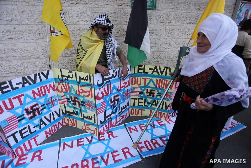 Palestinians take part during a protest to show solidarity with Palestinian prisoners held in Israeli Jails, in front of Red cross office in Gaza city, on December 12, 2016. Photo by Mohammed Asad