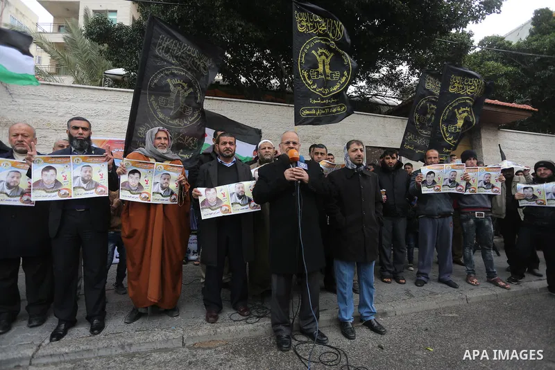 Palestinian hold banners during a protest to show solidarity with prisoner on hunger strike, in front of Red Cross, in Gaza city, on December 14, 2016. Photo by Mohammed Asad