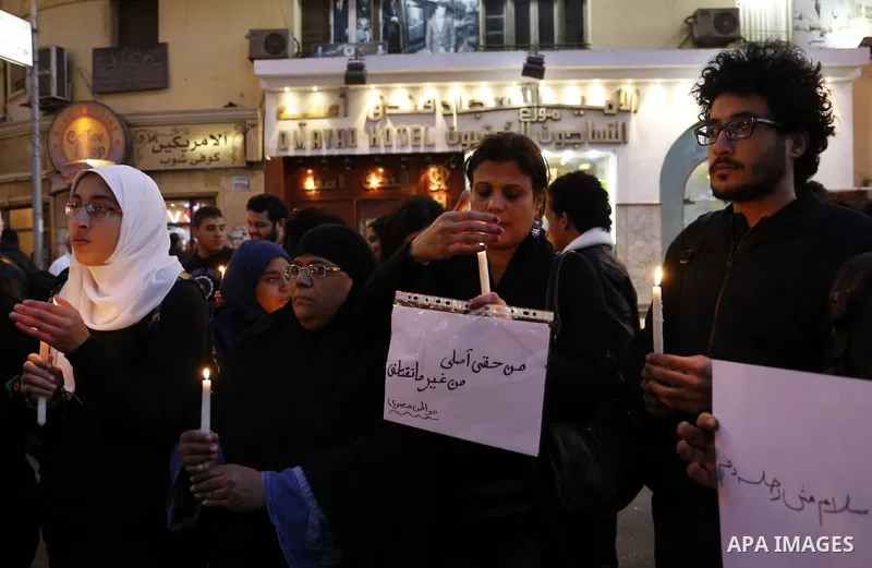 Egyptian Muslims and Christians hold lighted candles in downtown Cairo, following a deadly explosion inside a Coptic cathedral in Cairo, Egypt December 14, 2016. Photo by Amr Sayed